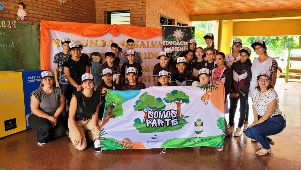 Entrega Ecopunto y gorras a traves del Proyecto #SOMOSPARTE en las Escuelas N°687 y 895